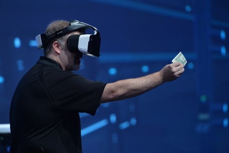 Intel a prezentat o cască autonomă de realitate virtuală