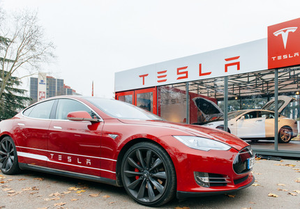 Tesla a prezentat cel mai rapid automobil de serie din lume: ajunge de la zero la 60 de mile/oră în 2,5 secunde