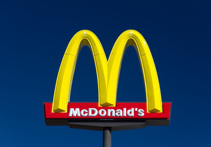 McDonald’s recheamă în SUA şi Canada milioane de brăţări pentru fitness incluse în meniurile Happy Meal