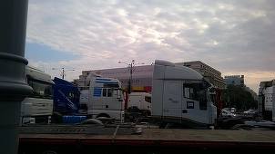 PROTEST al transportatorilor la Bucureşti: Mii de maşini au fost aduse în Piaţa Victoriei. Transportatorii refuză să părăsească piaţa până nu primesc un răspuns oficial de la ASF. UPDATE, FOTO, VIDEO