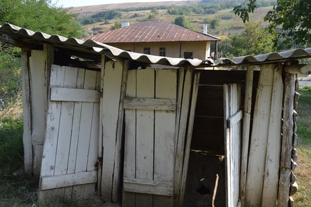 INS: O treime dintre gospodăriile din România nu sunt dotate cu toaletă, caz unic în UE