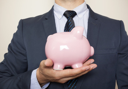 STUDIU: 9 din 10 români îşi aleg banca în funcţie de experienţele anterioare