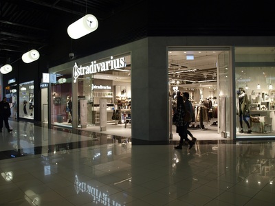 Producătorul spaniol de îmbrăcăminte Inditex a deschis, vineri, trei magazine în centrul comercial Brăila Mall
