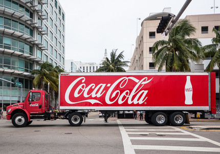 Coca-Cola a obţinut profit şi venituri în scădere în trimestrul trei, dar peste aşteptările analiştilor