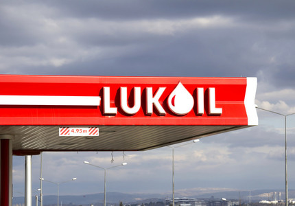 Şoferii din România vor putea cumpăra roviniete din toate benzinăriile Lukoil 