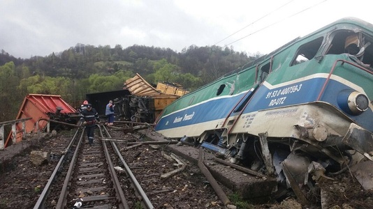 Circulaţia feroviară în Valea Jiului, între Baniţa şi Merişor, rămâne închisă pentru a treia zi consecutiv; două trenuri-macara ridică vagoanele răsturnate