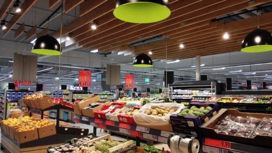 Retailer: Românii nu mai au timp de cumpărături şi nu mai vor să stea ore în şir într-un magazin, de aceea se orientează către supermakerturi şi magazine de proximitate
