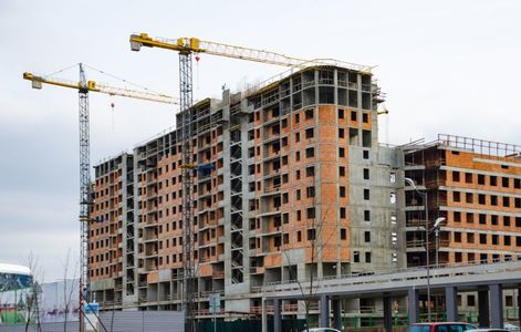 Sectorul construcţiilor şi-a continuat declinul accentuat în luna mai, cu o scădere de 16,7%. Construcţia de locuinţe, singurul segment în creştere