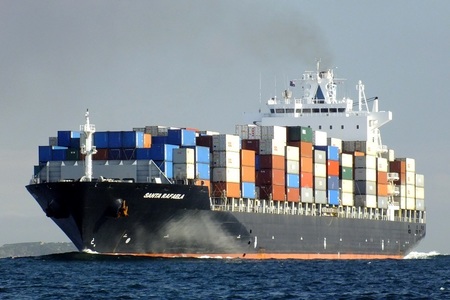 Bloomberg: Companiile de transport maritim comercial capătă dimensiuni uriaşe