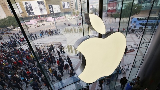 Fanii iPhone X nu au fost descurajaţi de preţul de 1.000 de dolari şi au format cozi mari în faţa magazinelor din întreaga lume
