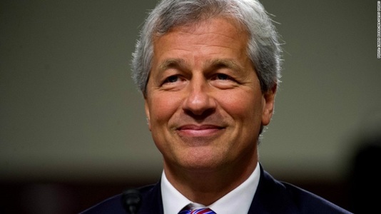 Şeful JPMorgan Chase a avertizat-o pe Theresa May că guvernul Franţei face eforturi intense să atragă bancheri din Marea Britanie