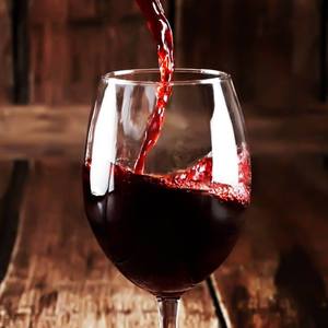 Profilul consumatorului român de vinuri: Alege vinurile în funcţie de cramele producătoare şi de soiurile de struguri. Cele mai căutate sunt vinurile roşii seci 

