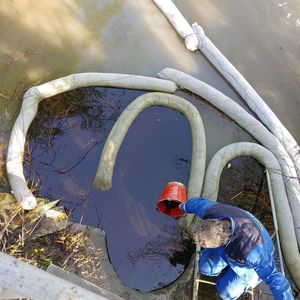 Poluare cu ulei mineral pe râul Mureş: Romgaz anunţă că a izolat canalul de evacuare a apei uzate utilizată la centrala de la Iernut