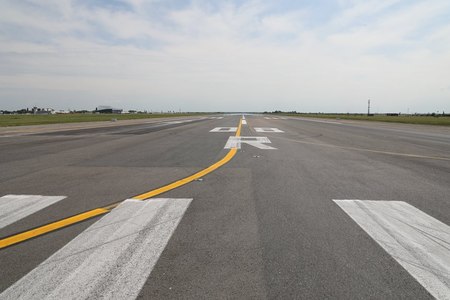 Aeroporturi Bucureşti: La pista numărul 1 s-au efectuat asfaltări pe 66% din suprafaţa de reparat 