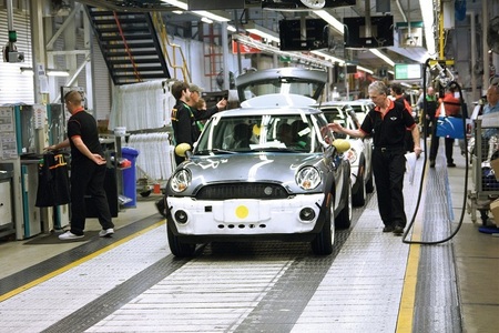 Brexitul a redus la jumătate investiţiile în industria auto din Marea Britanie; BMW şi-ar putea închide fabricile britanice