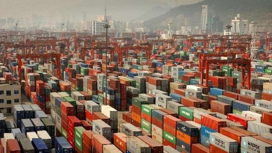 Surplusul comercial al Chinei în relaţiile cu Statele Unite a atins un nivel record în august, alimentând războiul comercial