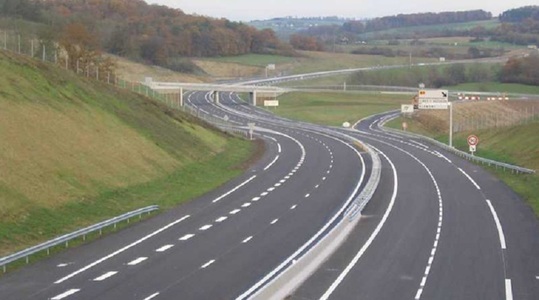 Şova spune că nu se introduce taxa pe autostrăzi: Nu cred că înainte de a avea 1.500 de kilometri de autostradă funcţională statul român va adopta decizia de a schimba modelul de taxare