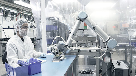 RAPORT: Piaţa roboţilor industriali va creşte cu 14% în acest an, de la 381.000 de roboţi livraţi anul trecut la nivel global