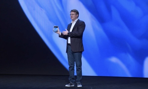 Samsung Electronics a prezentat în premieră un mult-aşteptat telefon pliabil