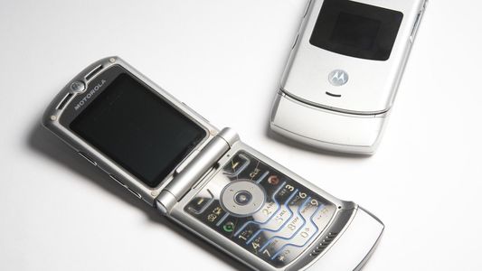 Motorola RAZR ar putea reveni pe piaţă sub forma unui smartphone pliabil