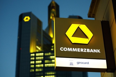 UniCredit pregăteşte o ofertă de preluare a unei participaţii de control la Commerzbank, mărind presiunea asupra Deutsche Bank