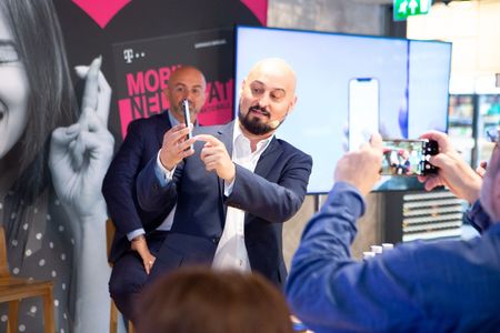 Telekom Romania anunţă o premieră pe piaţa de telecomunicaţii şi lansează un produs prin care clienţii se pot abona în mai puţin de 5 minute