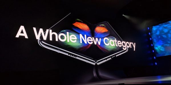 Galaxy Fold, primul telefon pliabil al companiei Samsung, va fi pus în vânzare în septembrie