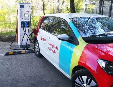 E.ON anunţă că a instalat trei noi staţii de încărcare rapidă a maşinilor electrice în România. Până în 2020, prin proiectul NEXT-E, în România vor fi instalate 40 de staţii

