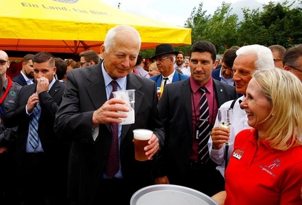 Principatul Liechtenstein a sărbătorit a 300-a sa aniversare; Prinţul Hans-Adam II a băut bere alături de supuşii săi