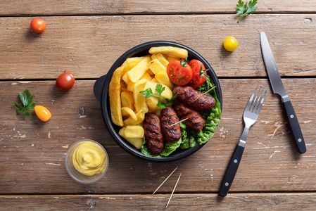 STUDIU: Comenzile online de mâncare românească au crescut cu 120% în ultimul an. Cele mai comandate preparate: ciorba de văcuţă, cartofii ţărăneşti şi papanaşii