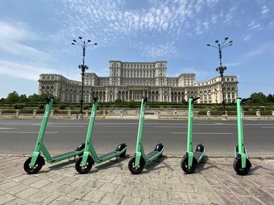 Bolt lansează serviciul de închiriere de trotinete electrice în Bucureşti. Dacă utilizatorul lasă trotineta în afara zonei desemnate, va fi amendat cu suma de 100 de lei