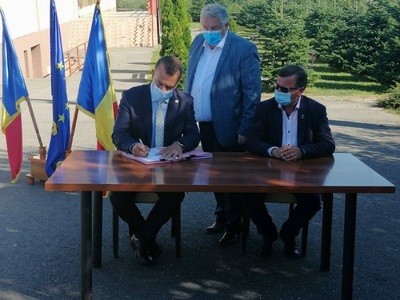 A fost semnat un nou contract pentru proiectarea şi execuţia unui tronson din Autostrada Transilvania, fiind vorba despre realizarea a 13,5 kilometri între Nuşfalău şi Suplacu de Barcău. Durata contractului este de 24 de luni