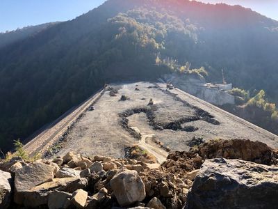 Administraţia ”Apele Române” a primit în acest an 15 milioane lei pentru continuarea barajului Runcu, proiect de 460 milioane lei început în 1987. Finalizarea sa ar însemna realizarea celui mai mare baraj construit vreodată în România după 1989