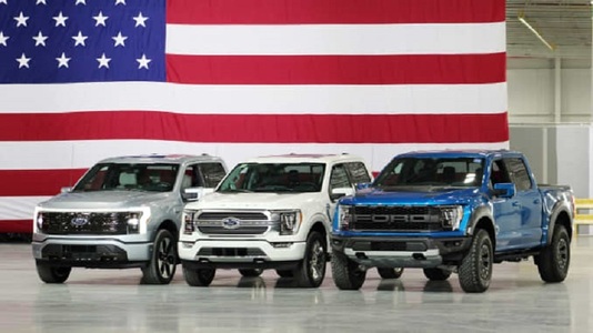Ford Motor a prezentat marţi noul model pickup electric F-150 Lightning, în timpul unei vizite a preşedintelui Biden la fabrica sa din Michigan