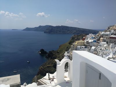 Agenţia de turism Mouzenidis Travel Greece a păgubit 1.303 de români care urmau să îşi petreacă vacanţa în Grecia, cu aproximativ 450.000 euro. Ministerul Economiei s-a autosesizat şi poartă discuţii cu autorităţile din Grecia