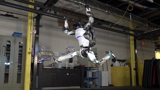 Robotul umanoid Atlas al Boston Dynamics poate alerga şi sări peste obstacole