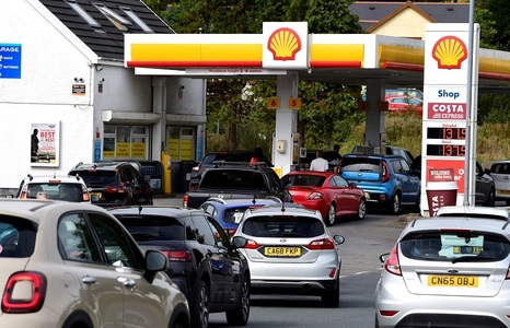 Aproape o treime din benzinăriile grupului BP din Marea Britanie au rămas fără carburanţi duminică