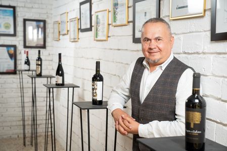 Producătorul de vinuri Tohani România estimează că va vinde în acest an 1 milion de sticle de Fetească Neagră, la fel ca anul trecut. Vânzările de vin roşu cresc în perioada noiembrie  - decembrie