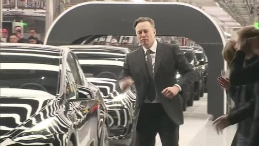 Elon Musk a inaugurat marţi prima fabrică a Tesla din Europa, în paşi de dans