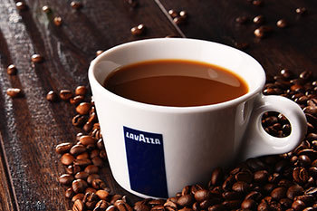 Grupul Lavazza a raportat o cifră de afaceri de 2,308 miliarde de euro în anul 2021, în creştere cu 11%. Cafeaua s-a scumpit anul trecut cu 80% la nivel global, iar previziunile indică o recoltă redusă de cafea în acest an