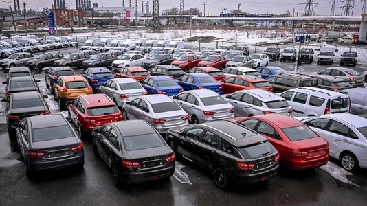 Rusia anticipează scăderea la jumătate a vânzărilor de automobile în ţară în 2022
