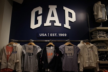 Magazinele de îmbrăcăminte din SUA scad preţurile, ca urmare a reducerii cumpărăturilor de către americanii îngrijoraţi de inflaţie