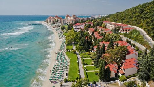 IRI Travel: Pe litoralul bulgăresc, preţurile în septembrie sunt cu 30-40% mai mici faţă de vârful de sezon. Preţurile încep de la 22 de euro pe noapte la 3 stele cu all inclusive, iar pe litoralul românesc, de la 99 lei pe noapte de persoană 