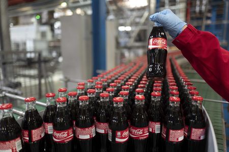 Raport de sustenabilitate Coca Cola România - Ţintele companiei includ: utilizarea în proporţie de 100% de energie electrică din surse regenerabile, creşterea gradului de utilizare a PET-ului reciclat şi înlocuirea frigiderelor cu unele mai eficiente ener