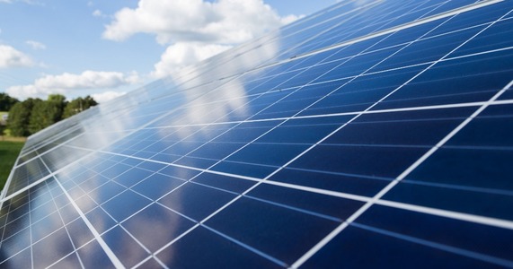 ING Bank România a acordat un credit de 5 milioane euro companiei Simtel Team pentru achiziţia de stocuri de panouri fotovoltaice