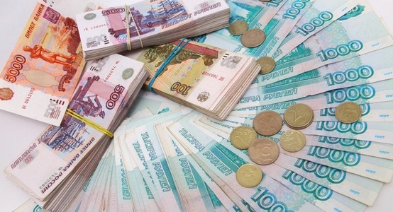 Rubla a scăzut luni faţă de dolar la cel mai redus nivel din ultimele şapte luni