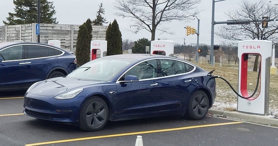 Patru din cinci maşini noi vândute în Norvegia în 2022 au fost electrice, în frunte cu Tesla