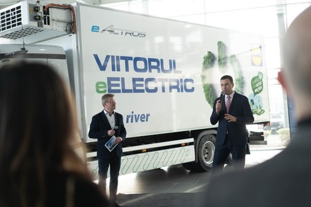 Ministrul Mediului, la livrarea primului camion electric eActros către o companie de transport din România / Tanczos Barna anunţă că AFM va finanţa, în premieră, şi flotele comerciale din 2023