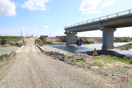Vrancea: Au început lucrările de refacere a podului care face legătura între Vadu Roşca şi Vulturu / În 2022, rampele podului provizoriu au fost distruse de o viitură