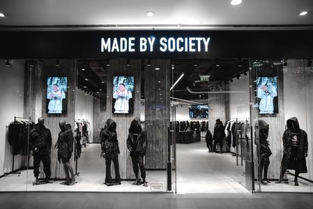 Retailerul român de fashion care deţine brandul Vagabond Studio preia din luna mai denumirea de “Made by Society” şi va deschide patru magazine. Răzvan Petrescu, de 36 de ani, a fost numit CEO